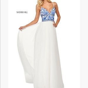 Sherri Hill No. 53632 Blue and White Embroidered Dress// Size 4